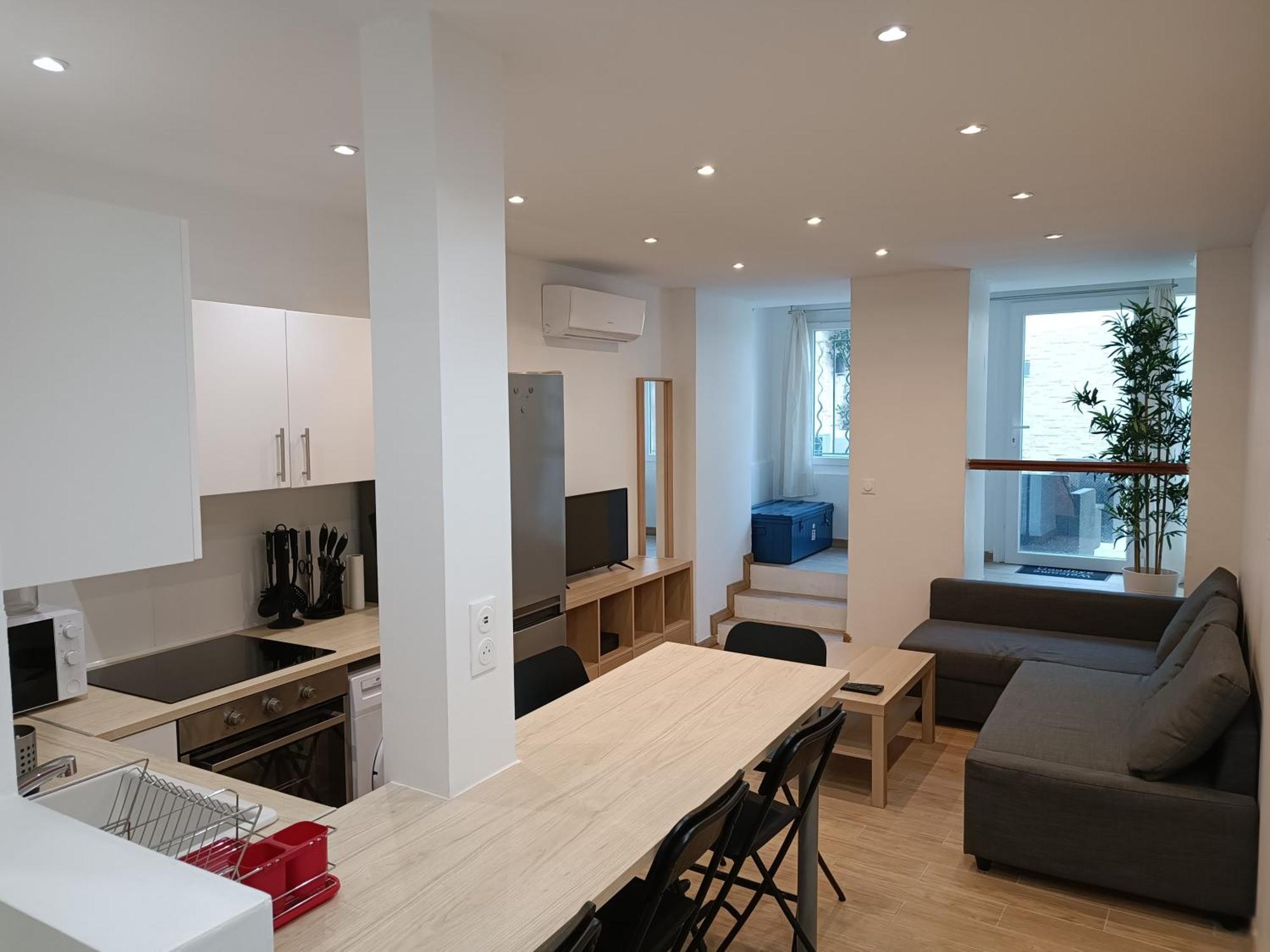 T3 Renove Avec Cour, Intra Muros Apartment